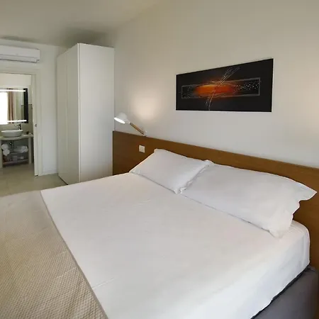 Le Monde Apartment *